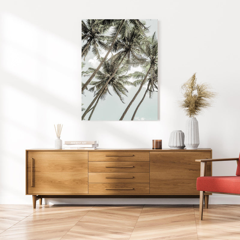 Wandbild - Exotische Palmen an cremefarbener Wand über klassischer Holzkommode