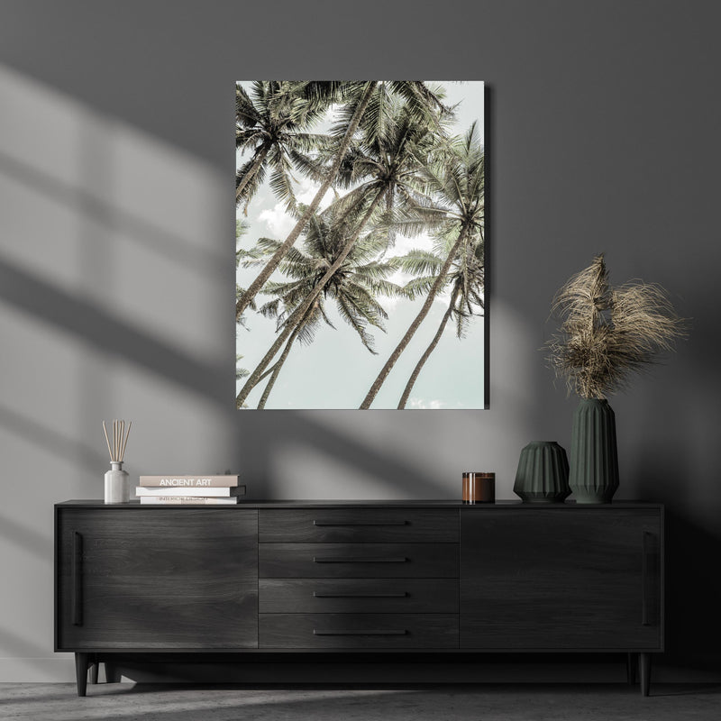 Wandbild - Exotische Palmen über luxuriöser Holzkommode und dunkelgrünen Vasen