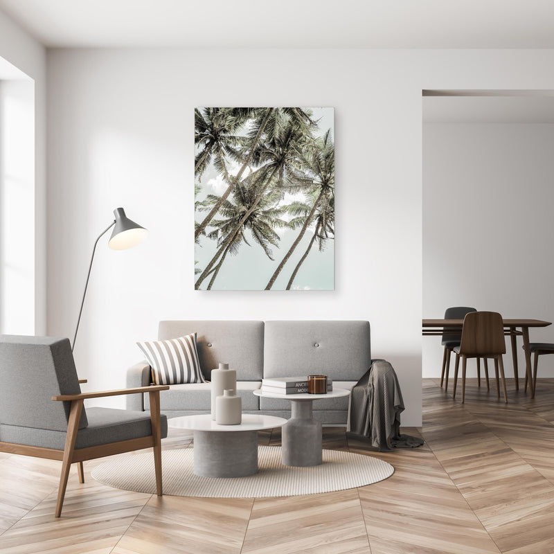 Wandbild - Exotische Palmen in gemütlichem Wohnzimmer neben grauer Retro-Lampe
