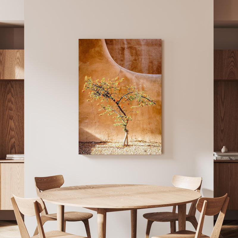 Wandbild - Feuerdornbaum in Bergregion - Amerika  an beiger Wand hinter handgeschnitztem Holztisch 
