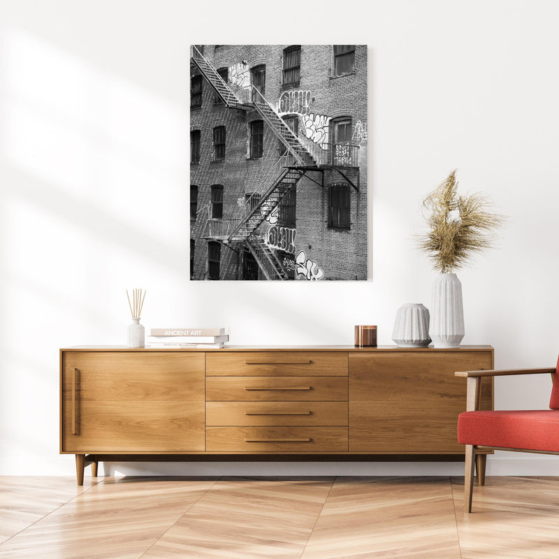 Wandbild - Feuerleiter in NYC- USA an cremefarbener Wand über klassischer Holzkommode