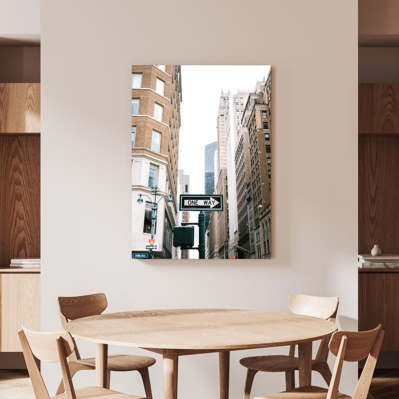 Wandbild - Fifth Avenue - New York an beiger Wand hinter handgeschnitztem Holztisch 