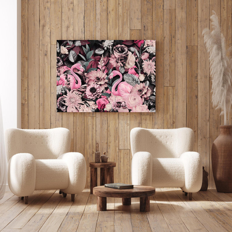 Wandbild - Flamingo Garten - Floral an Holzwand hinter sanften Sesseln mit Plüschbezug