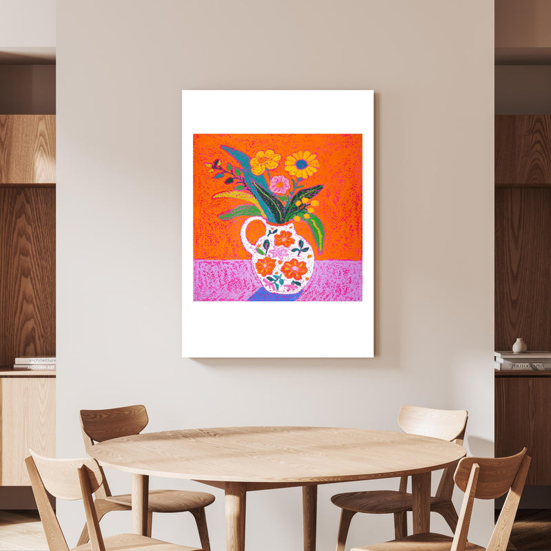 Wandbild - Florales Kunstwerk - Malerei an beiger Wand hinter handgeschnitztem Holztisch 