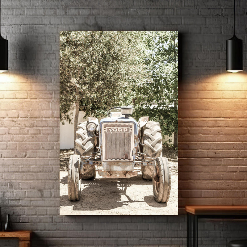 Wandbild - Ford Traktor zwischen extravaganten Hängelampen und Holztischen Zoom
