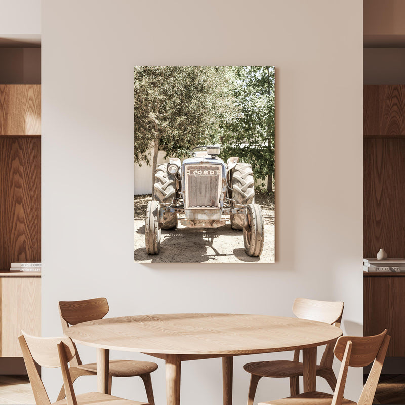 Wandbild - Ford Traktor an beiger Wand hinter handgeschnitztem Holztisch 
