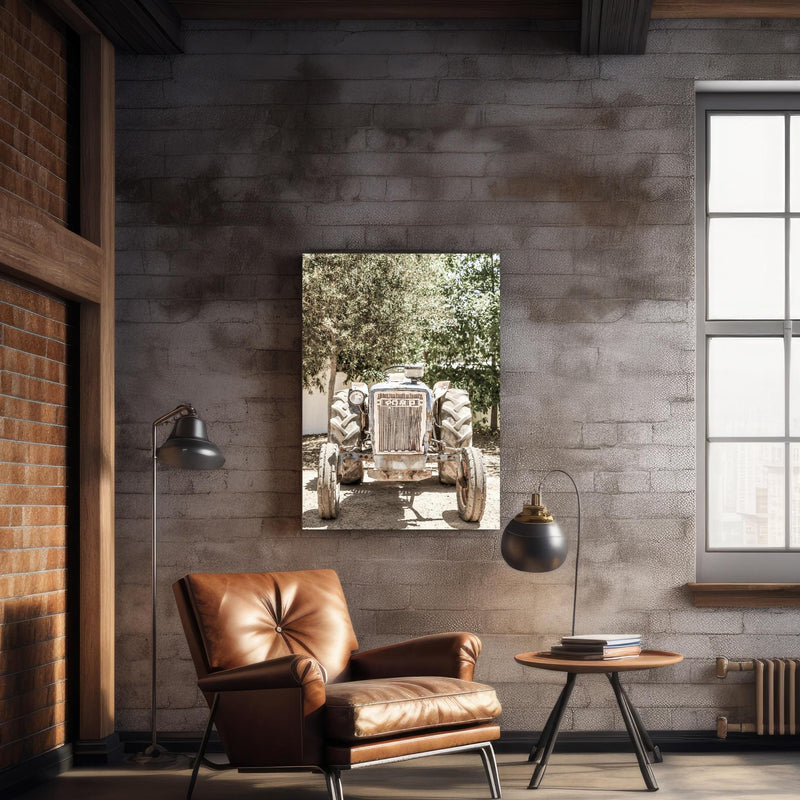 Wandbild - Ford Traktor über geschmackvollem Sessel an rustikaler Ziegelwand