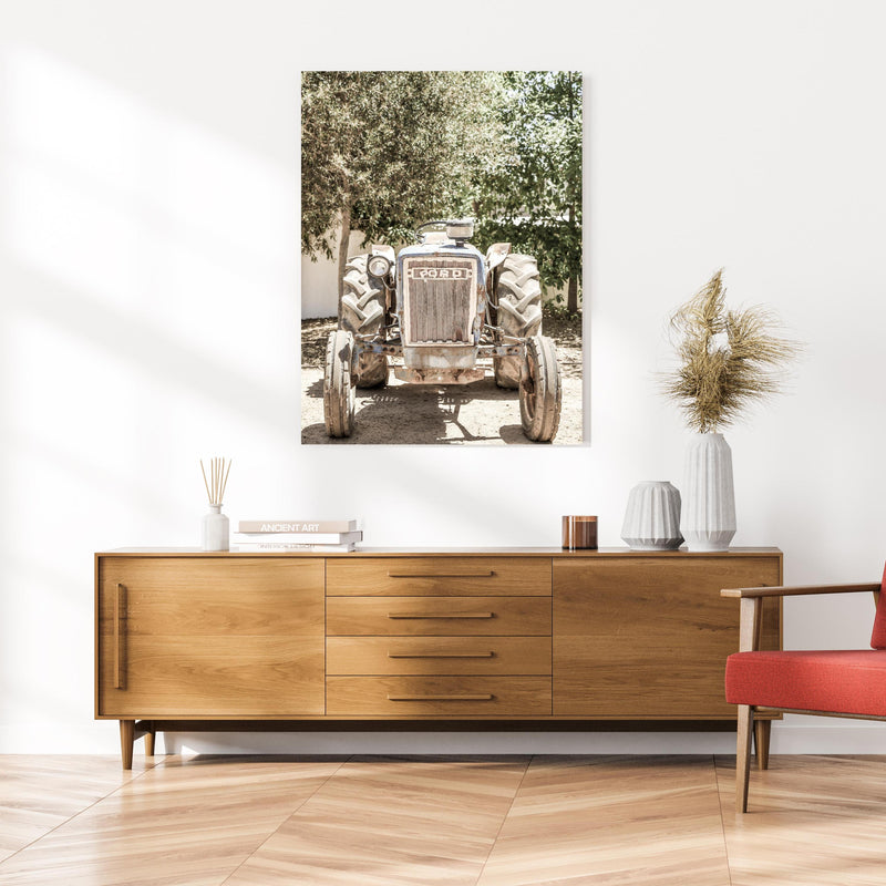 Wandbild - Ford Traktor an cremefarbener Wand über klassischer Holzkommode