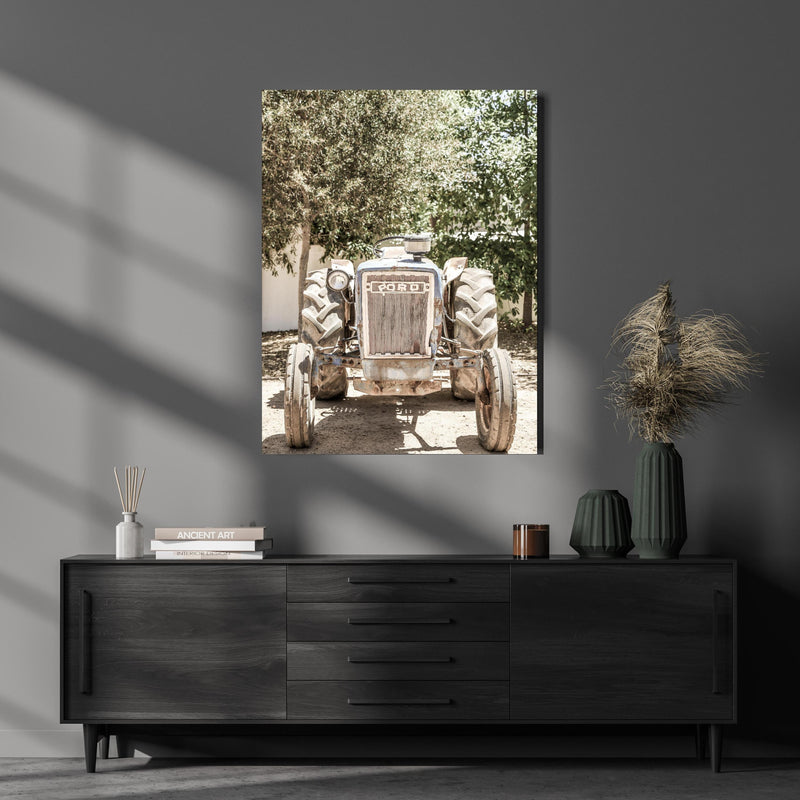Wandbild - Ford Traktor über luxuriöser Holzkommode und dunkelgrünen Vasen