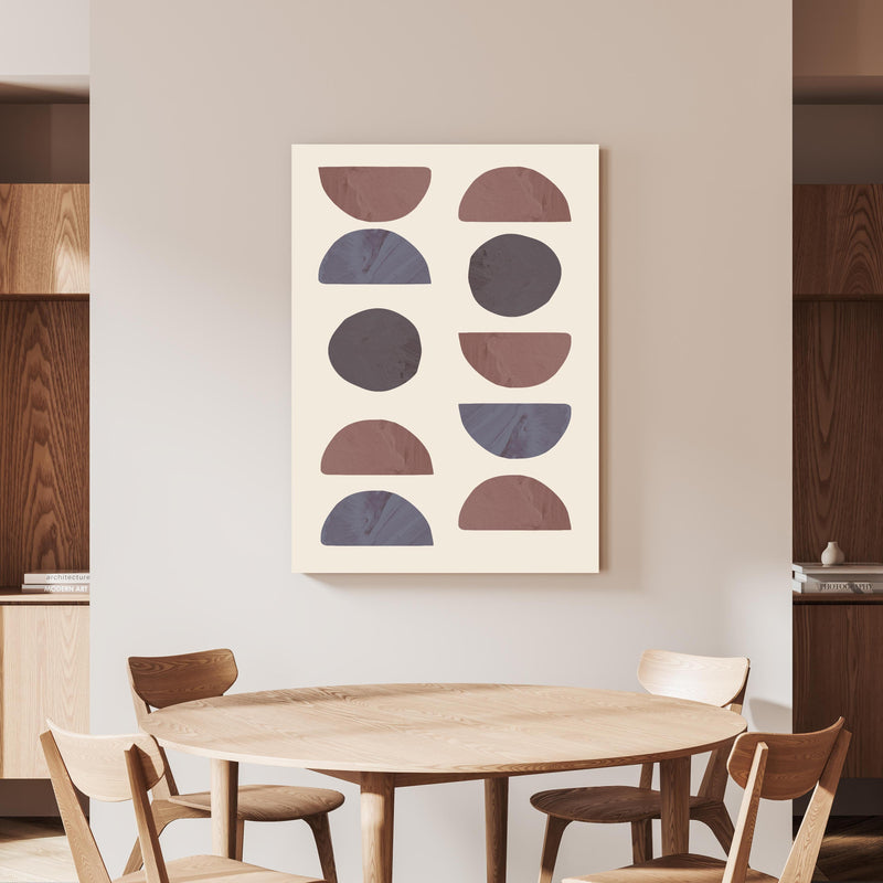 Wandbild - Geometrie - Kollage an beiger Wand hinter handgeschnitztem Holztisch 