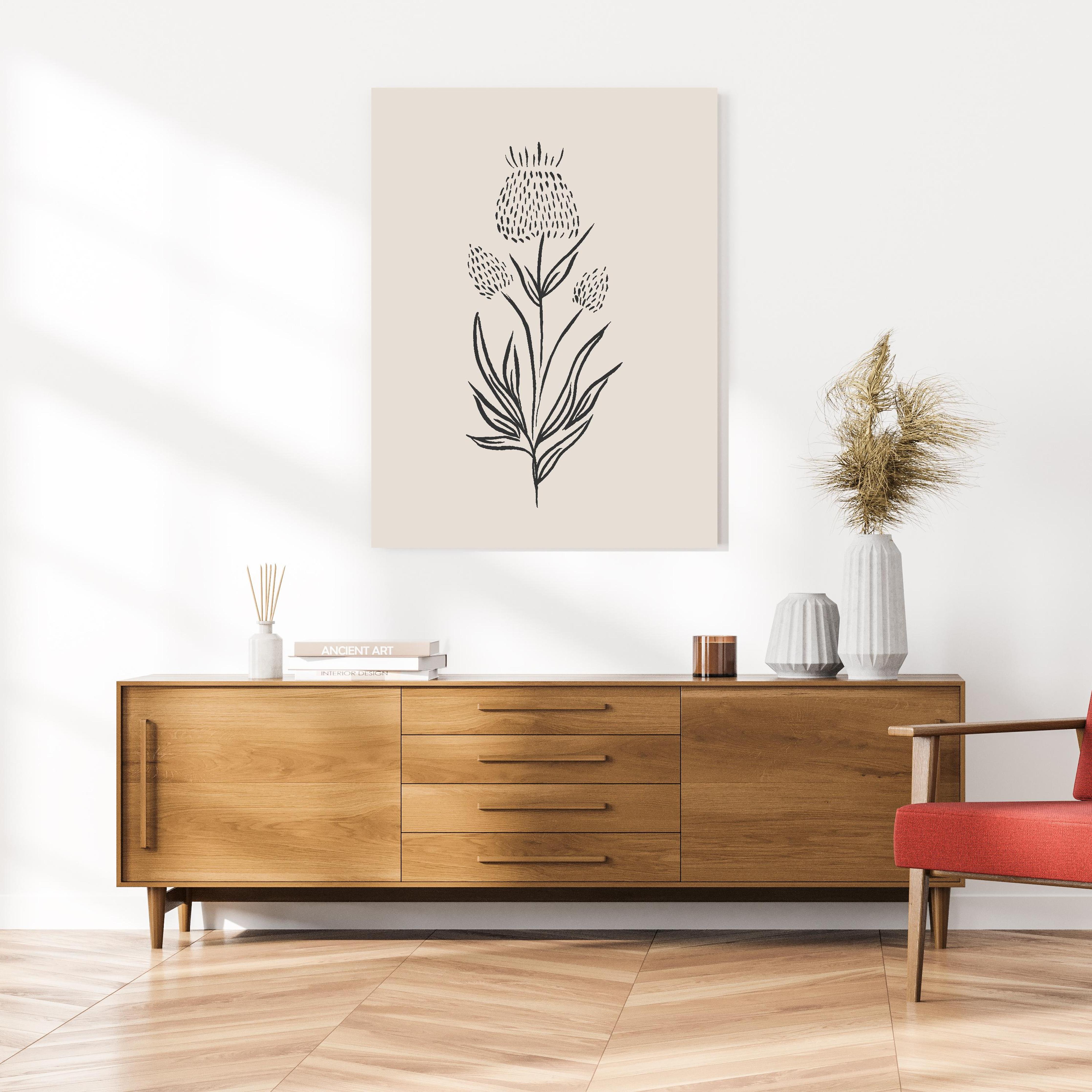 Wandbild - Gestrichelte Blume an cremefarbener Wand über klassischer Holzkommode