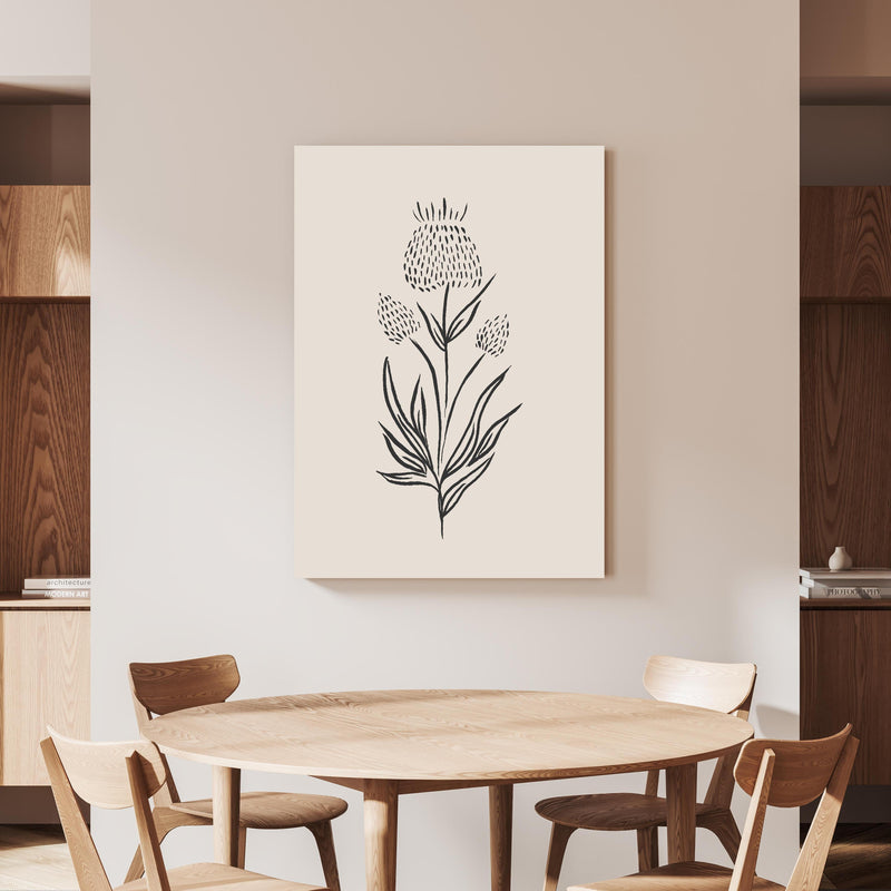 Wandbild - Gestrichelte Blume an beiger Wand hinter handgeschnitztem Holztisch 