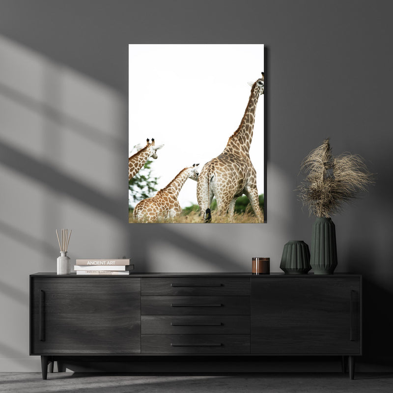 Wandbild - Giraffen Familie - hell über luxuriöser Holzkommode und dunkelgrünen Vasen