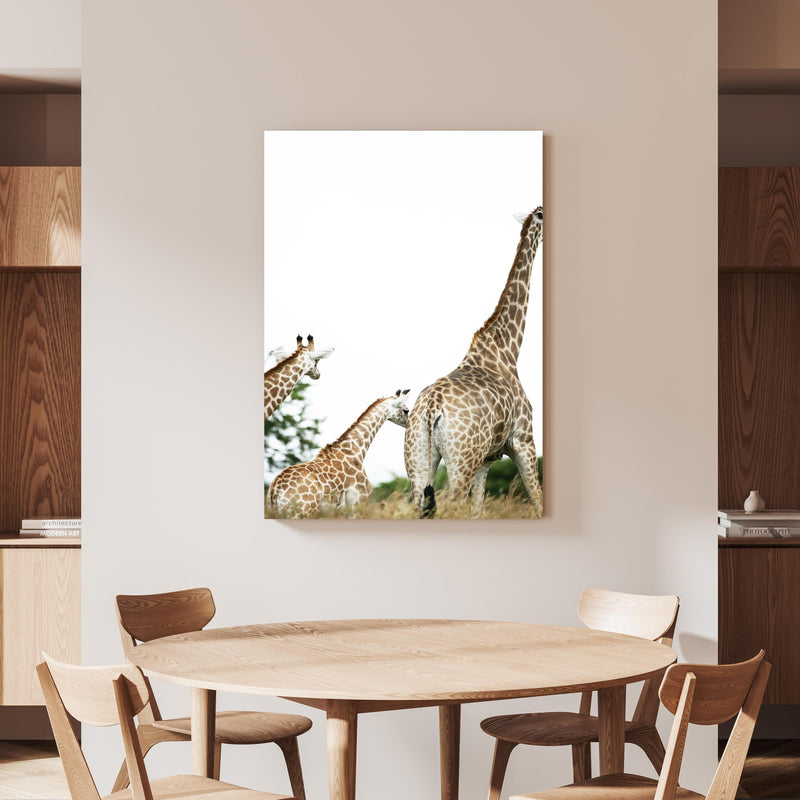 Wandbild - Giraffen Familie - hell an beiger Wand hinter handgeschnitztem Holztisch 