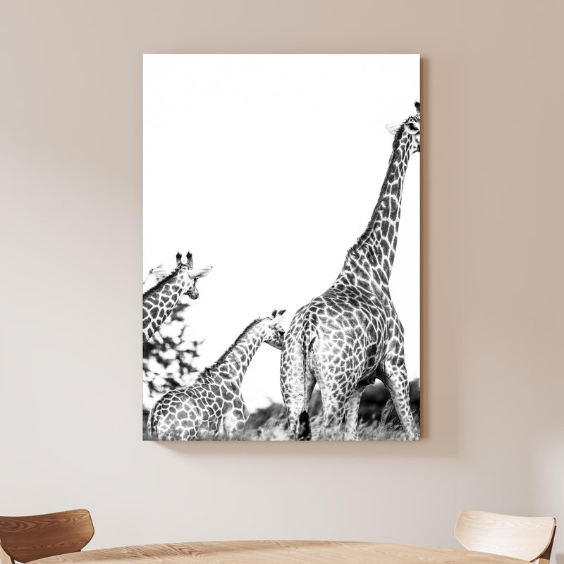 Wandbild - Giraffen Familie - schwarz-weiß an beiger Wand hinter handgeschnitztem Holztisch Zoom
