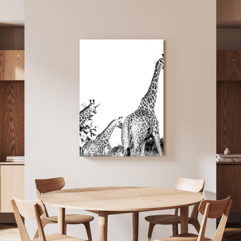Wandbild - Giraffen Familie - schwarz-weiß an beiger Wand hinter handgeschnitztem Holztisch 