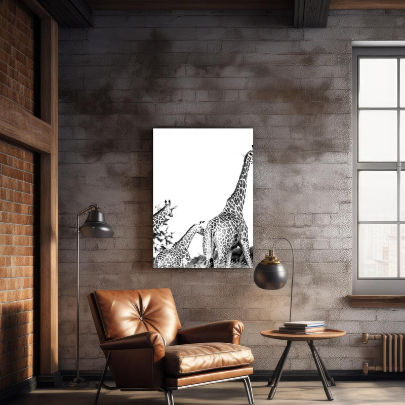Wandbild - Giraffen Familie - schwarz-weiß über geschmackvollem Sessel an rustikaler Ziegelwand