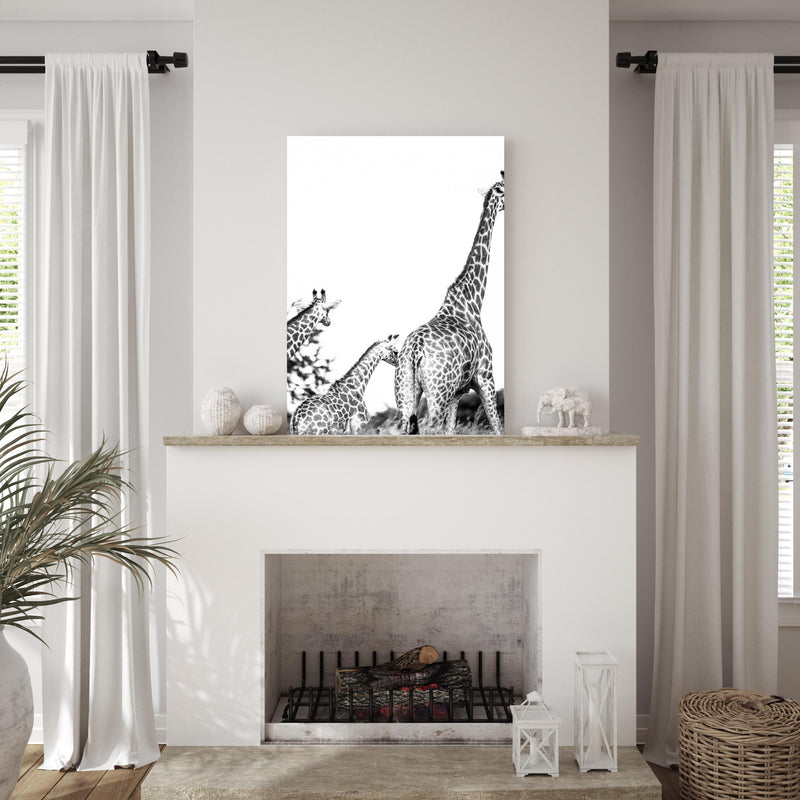 Wandbild - Giraffen Familie - schwarz-weiß über edlem Kamin mit authentischem Altholz