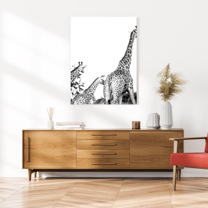 Wandbild - Giraffen Familie - schwarz-weiß an cremefarbener Wand über klassischer Holzkommode