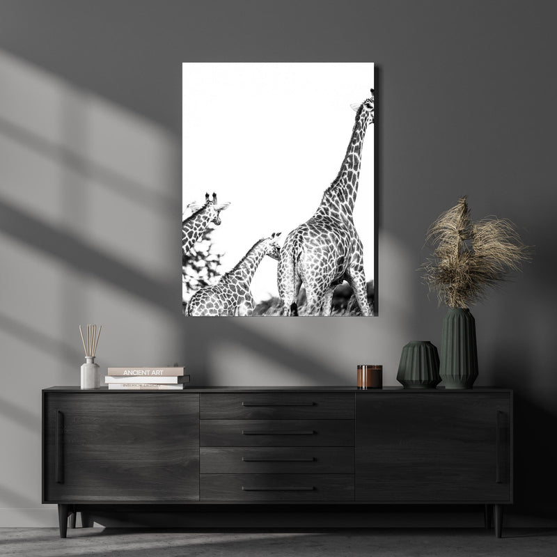 Wandbild - Giraffen Familie - schwarz-weiß über luxuriöser Holzkommode und dunkelgrünen Vasen
