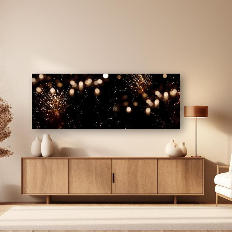 Wandbild - Goldenes Feuerwerk am Nachthimmel in dezentem Wohnzimmer mit geölter Holzkommode