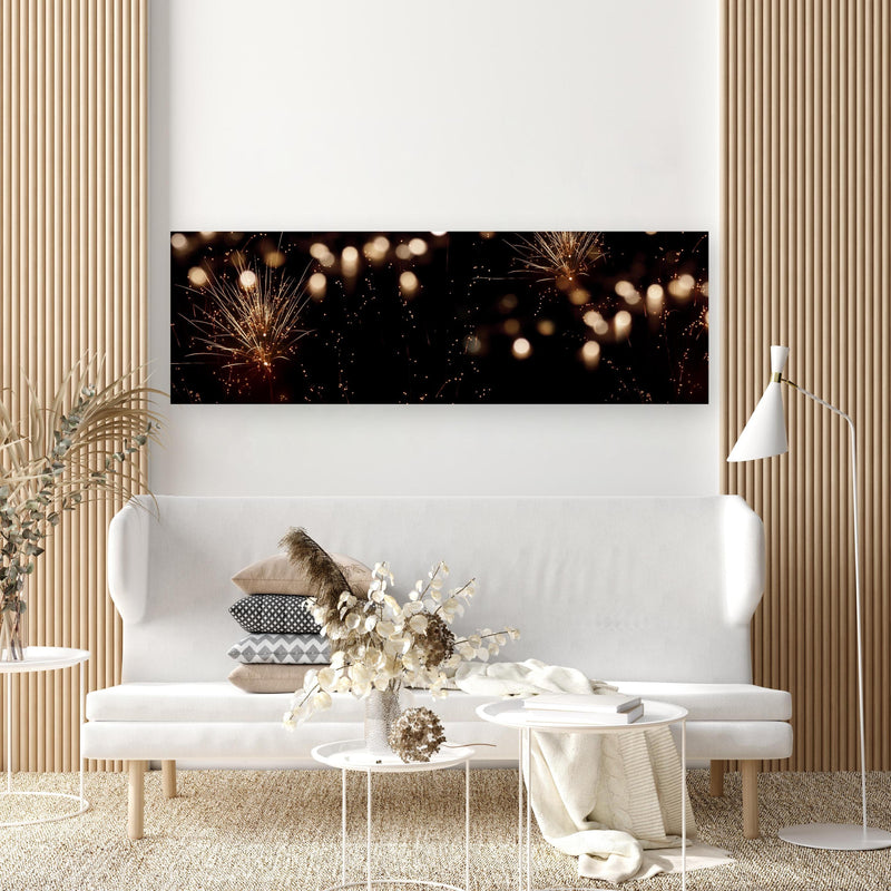 Wandbild - Goldenes Feuerwerk am Nachthimmel in extravagant gestaltetem Raum mit minimalistischer Couch-rechteckig