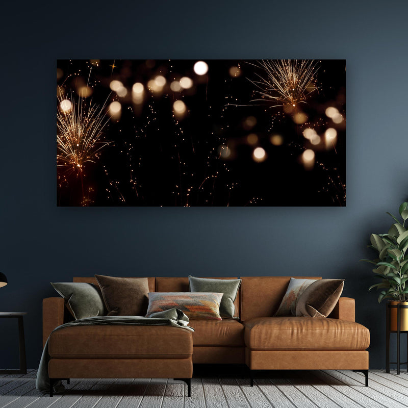 Wandbild - Goldenes Feuerwerk am Nachthimmel an dunkelgrüner Wand über klassischem Sofa