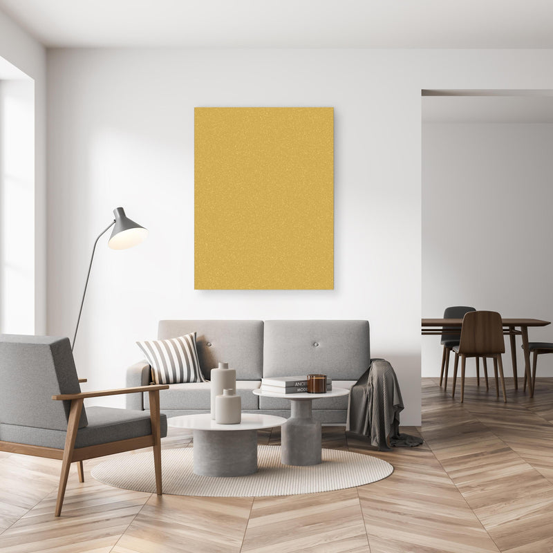 Wandbild - Goldenes Wandmuster - Narzissen Farbe in gemütlichem Wohnzimmer neben grauer Retro-Lampe