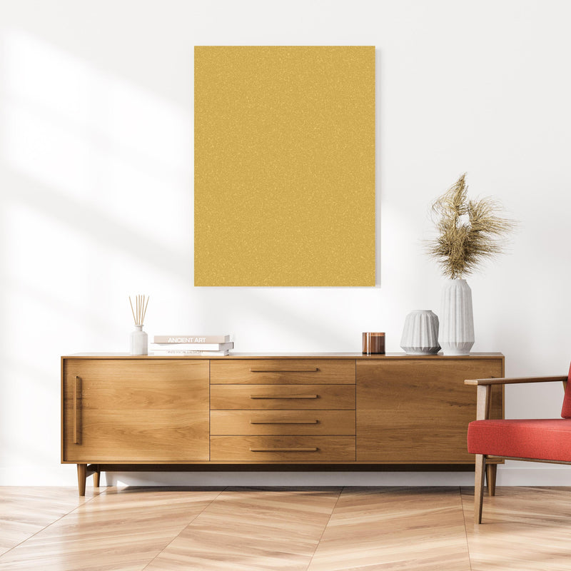 Wandbild - Goldenes Wandmuster - Narzissen Farbe an cremefarbener Wand über klassischer Holzkommode