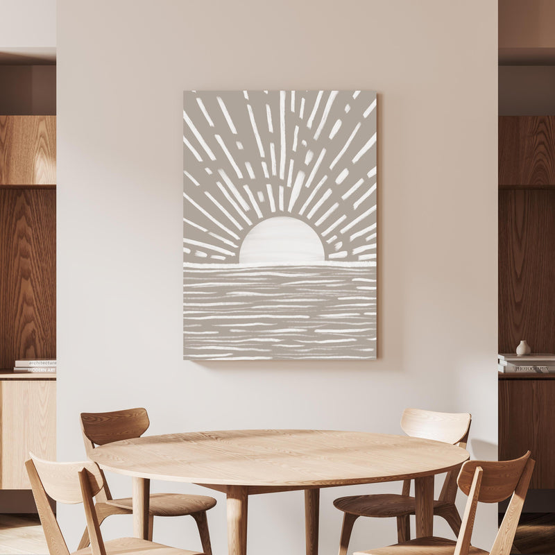 Wandbild - Gräuliches Design - Landschaft an beiger Wand hinter handgeschnitztem Holztisch 