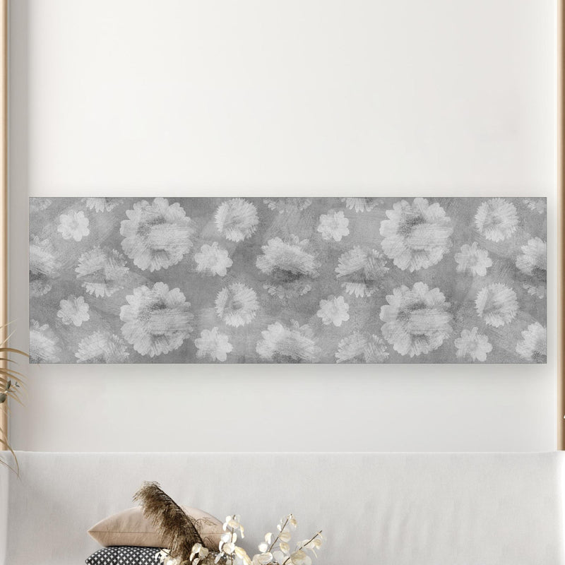 Wandbild - Graue Zement Wand mit weißem Blumenmuster in extravagant gestaltetem Raum mit minimalistischer Couch-rechteckig Zoom