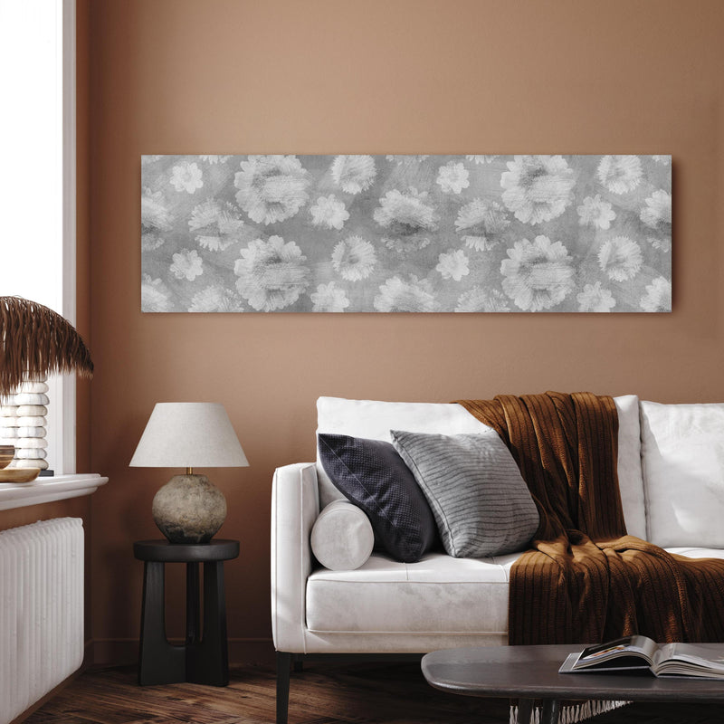 Wandbild - Graue Zement Wand mit weißem Blumenmuster in dekorativem Wohnzimmer über einladendem Sofa