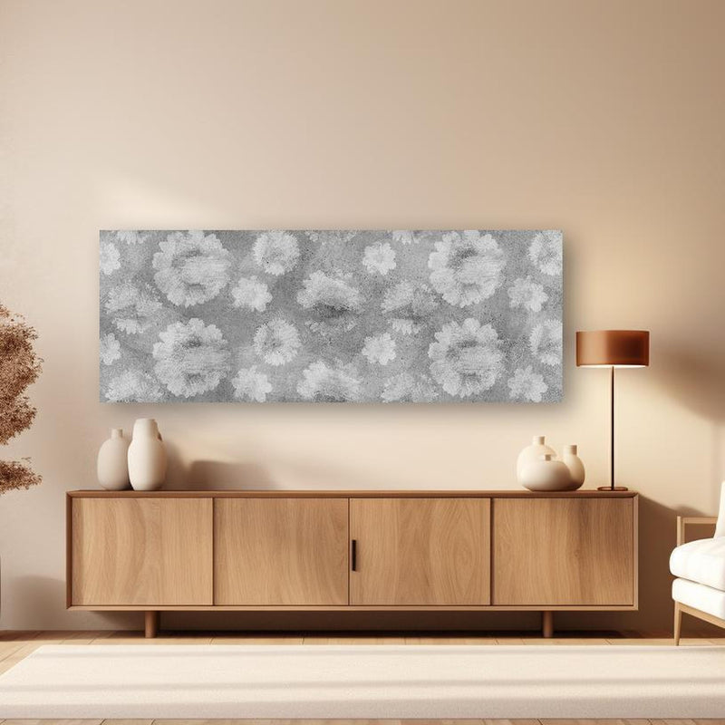 Wandbild - Graue Zement Wand mit weißem Blumenmuster in dezentem Wohnzimmer mit geölter Holzkommode