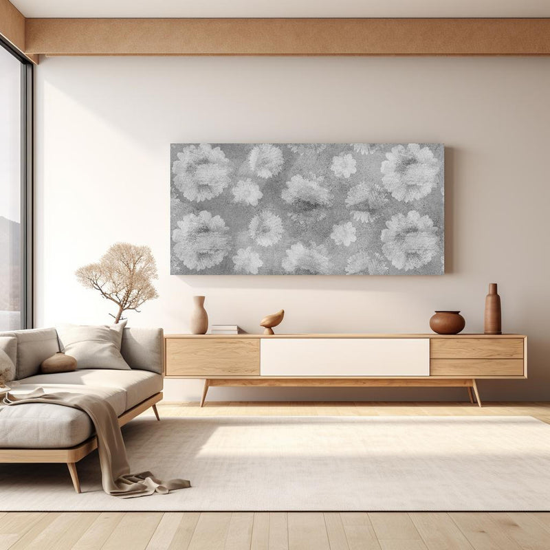 Wandbild - Graue Zement Wand mit weißem Blumenmuster in hellem Wohnzimmer über extravaganter Kommode