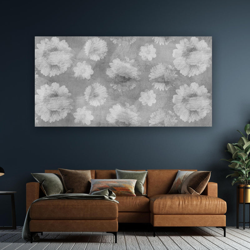 Wandbild - Graue Zement Wand mit weißem Blumenmuster an dunkelgrüner Wand über klassischem Sofa