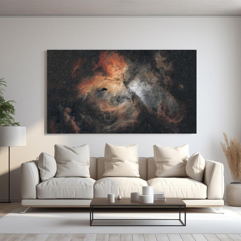 Wandbild - Great Carina Nebula hinter sanfter Couch mit cremefarbenen großen Kissen