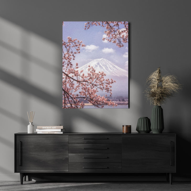 Wandbild - Großer Berg hinter Kirchblüten - Japan über luxuriöser Holzkommode und dunkelgrünen Vasen