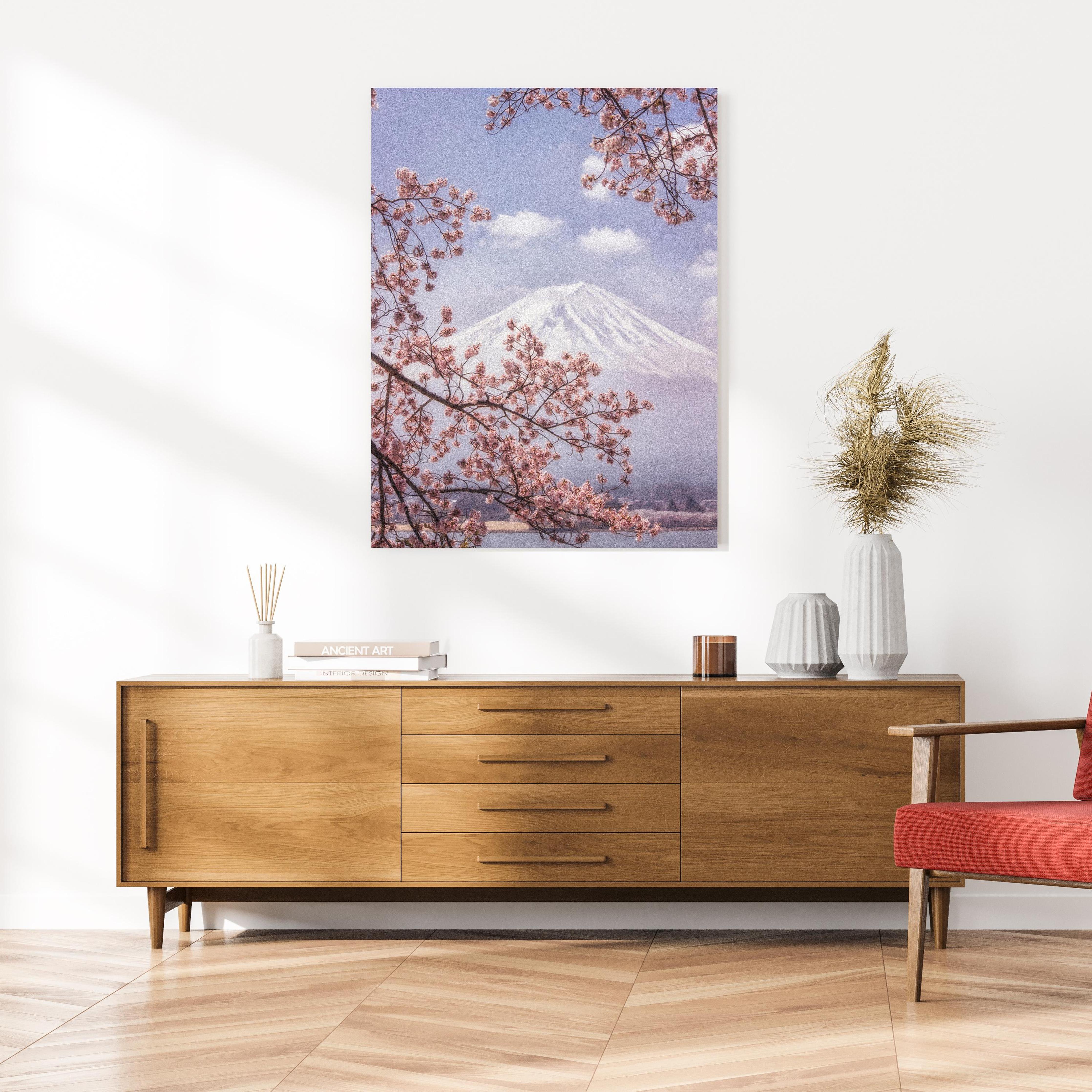 Wandbild - Großer Berg hinter Kirchblüten - Japan an cremefarbener Wand über klassischer Holzkommode