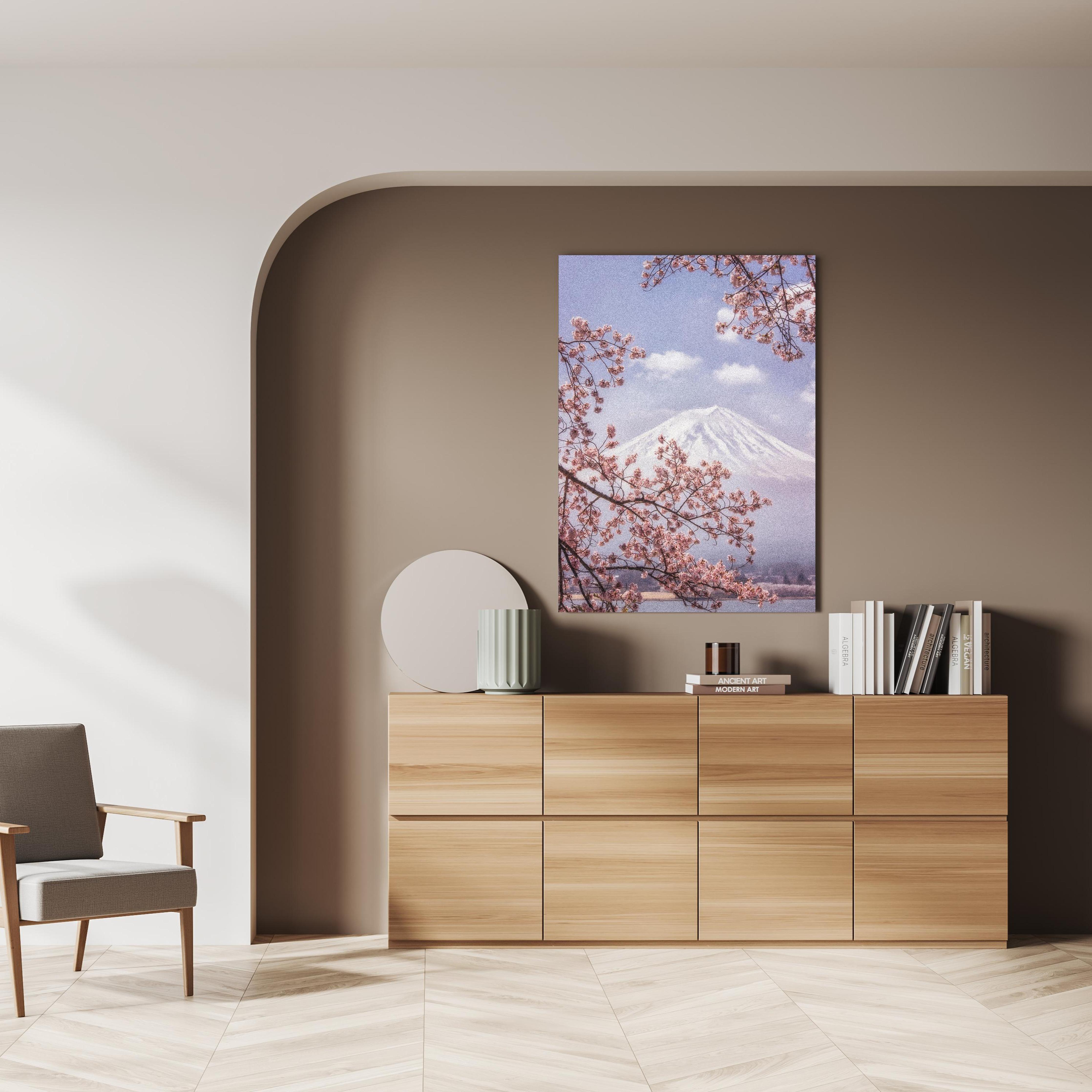 Wandbild - Großer Berg hinter Kirchblüten - Japan über doppelter Holzkommode mit Vase und Büchersammlung