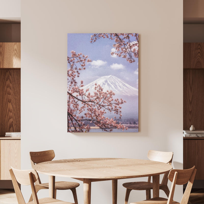 Wandbild - Großer Berg hinter Kirchblüten - Japan an beiger Wand hinter handgeschnitztem Holztisch 