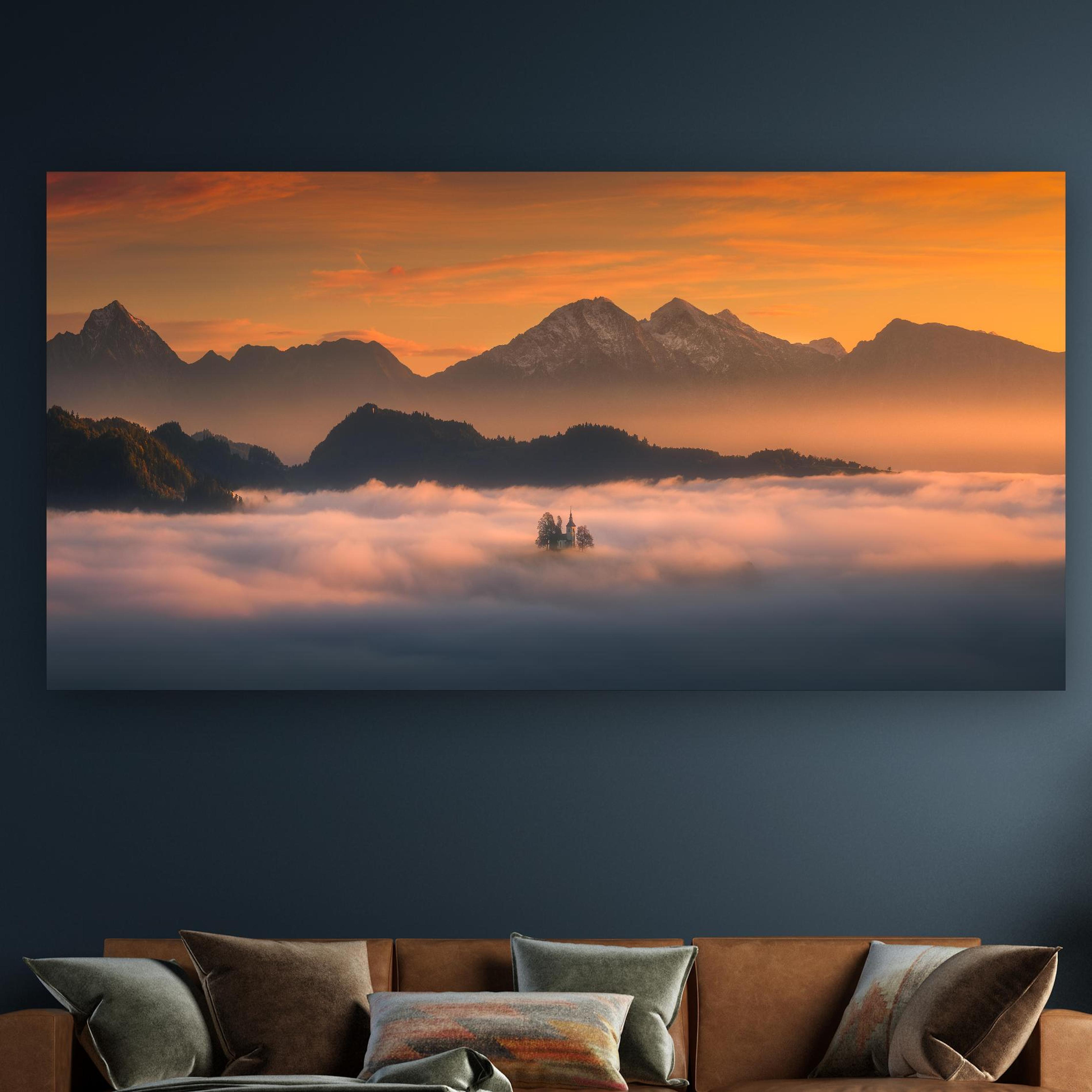 Wandbild - Haus in den Wolken an dunkelgrüner Wand über klassischem Sofa Zoom