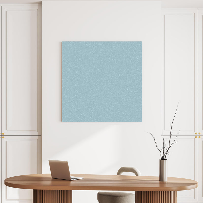 Wandbild - Hellblaue Wandtextur über ovalem Holztisch mit zeitloser Vase