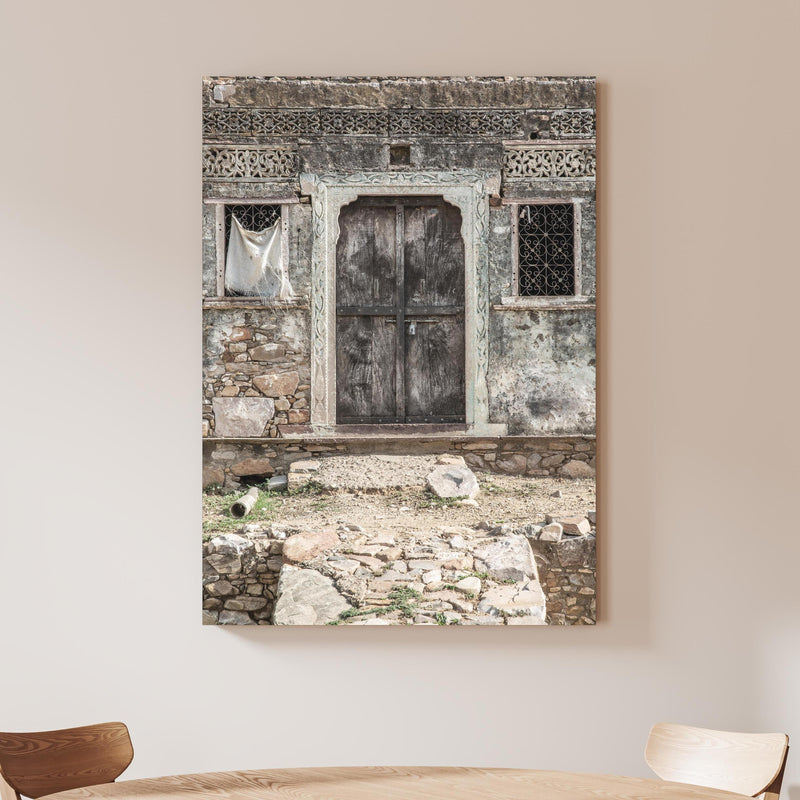 Wandbild - Historische Architektur - Eingang an beiger Wand hinter handgeschnitztem Holztisch Zoom