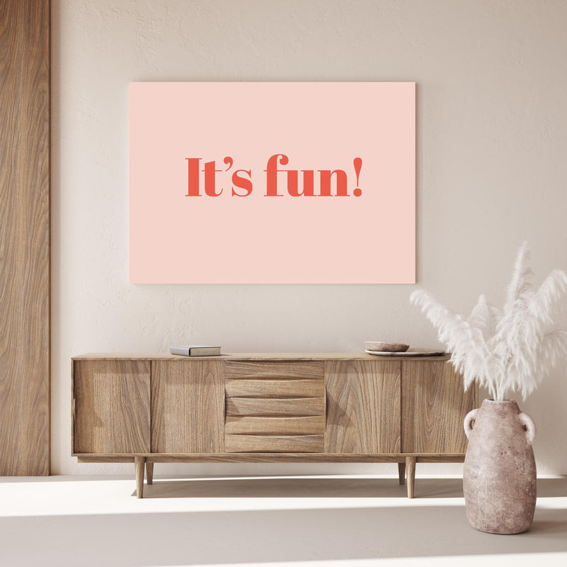 Wandbild - It's Fun! über Holzkommode hinter dekorativer Zimmerpflanze