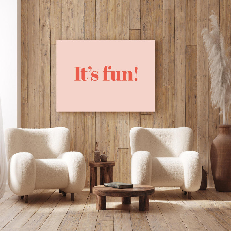 Wandbild - It's Fun! an Holzwand hinter sanften Sesseln mit Plüschbezug