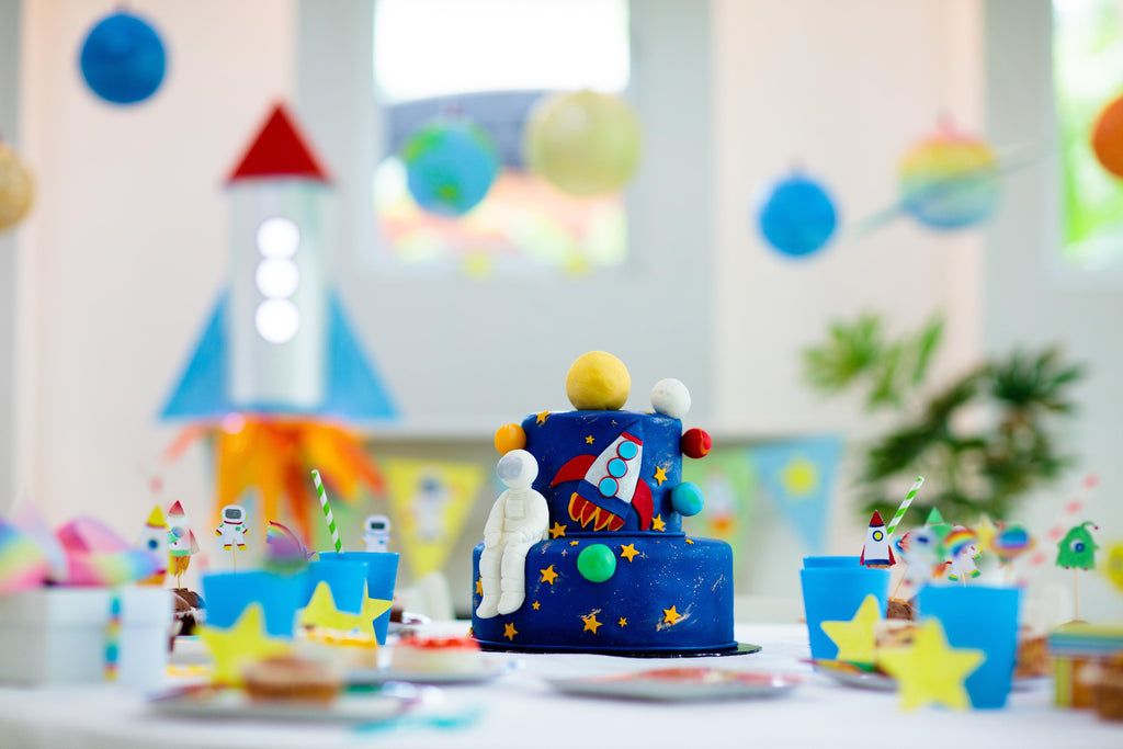 Wandbild-Kindergeburtstagsfeier zum Thema Weltraum mit Kuchen.