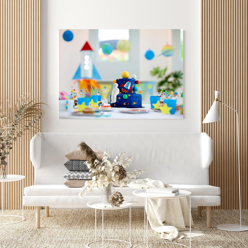 Wandbild - Kindergeburtstagsfeier zum Thema Weltraum mit Kuchen. in extravagant gestaltetem Raum mit minimalistischer Couch-quadratisch