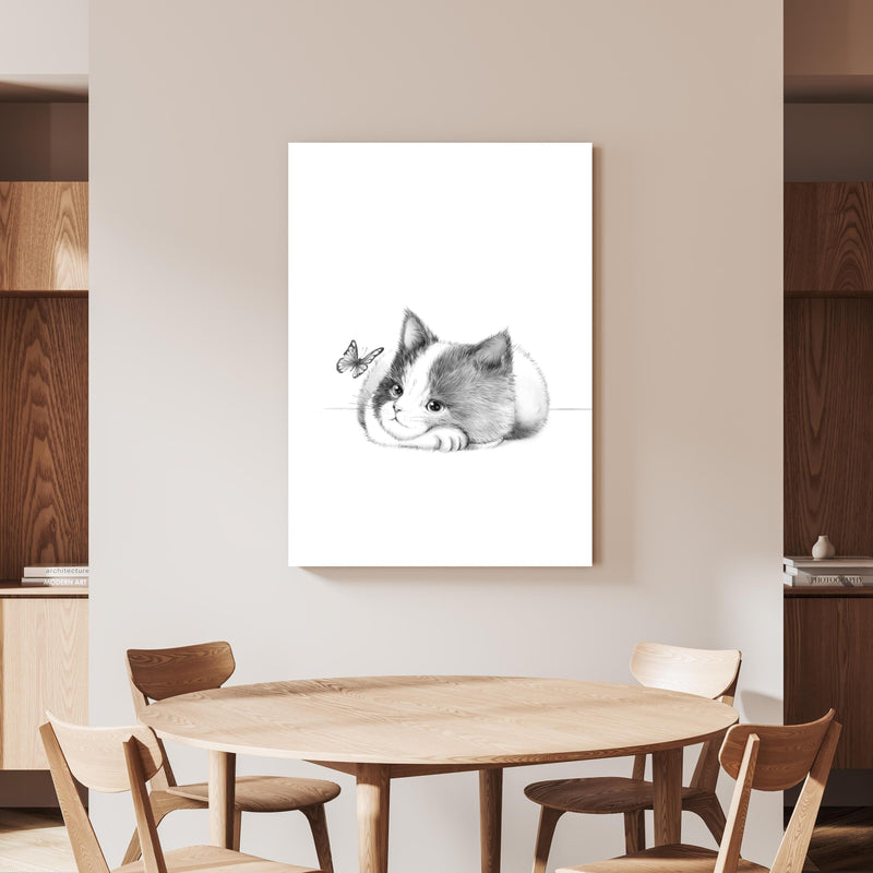 Wandbild - Kindermotiv einer Katze - Schwarz-weiß an beiger Wand hinter handgeschnitztem Holztisch 