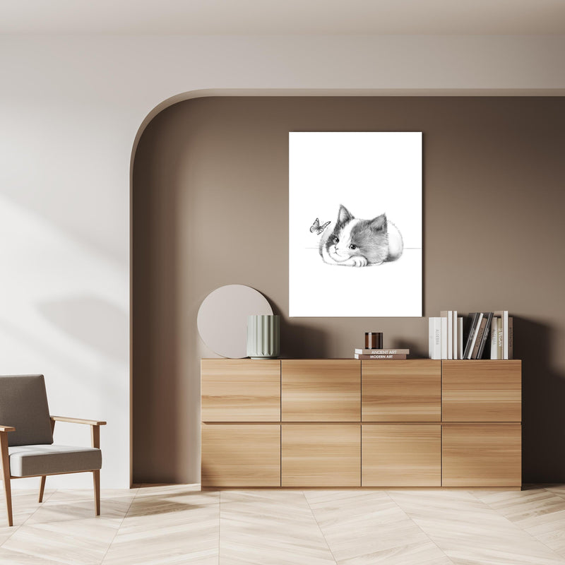 Wandbild - Kindermotiv einer Katze - Schwarz-weiß über doppelter Holzkommode mit Vase und Büchersammlung