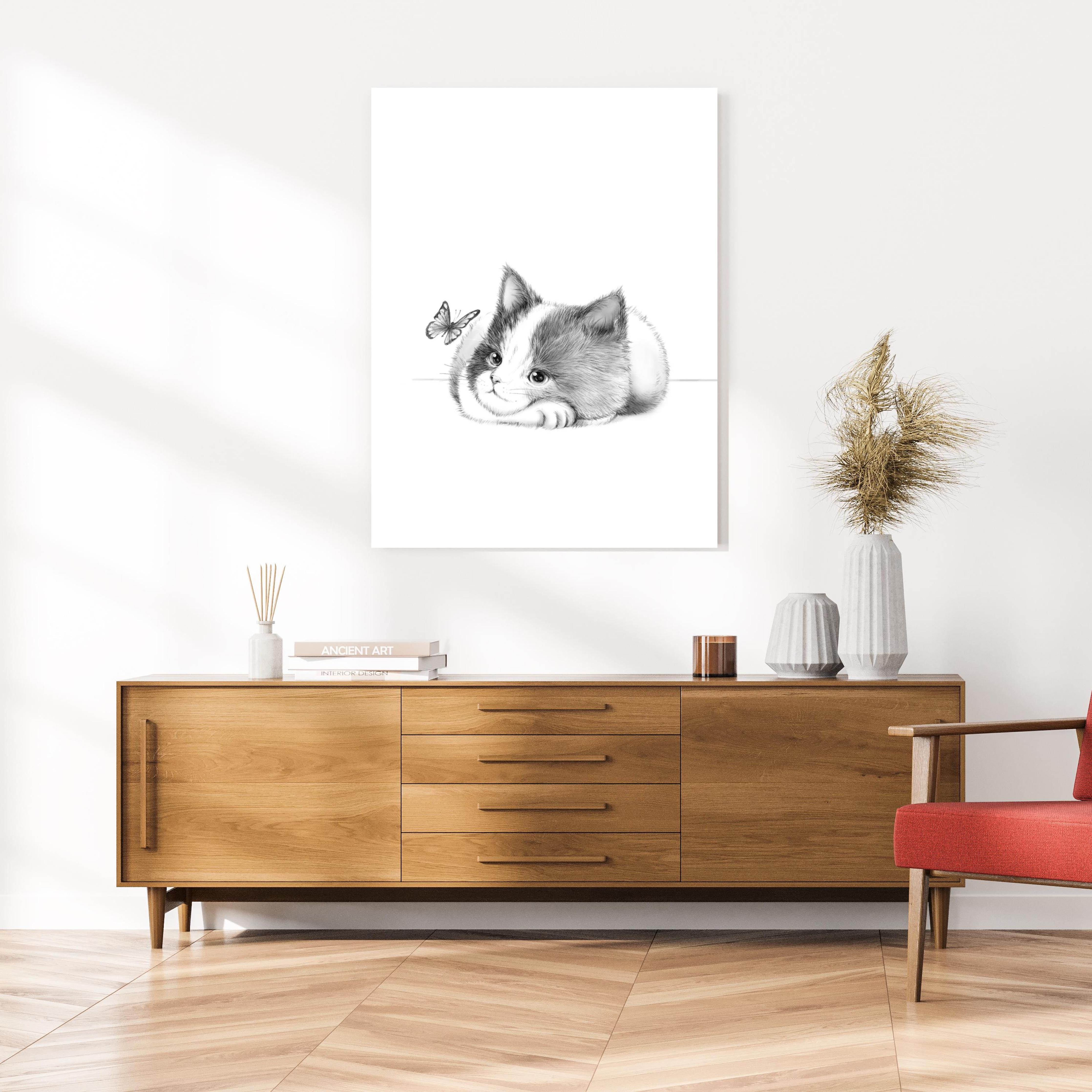 Wandbild - Kindermotiv einer Katze - Schwarz-weiß an cremefarbener Wand über klassischer Holzkommode